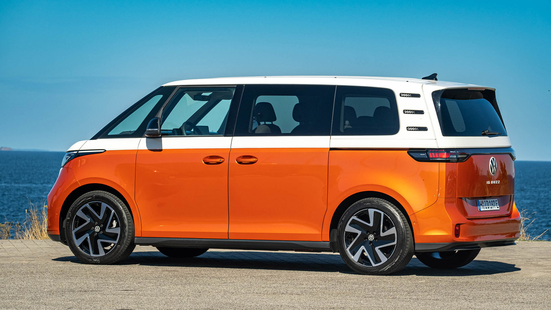 medley Gelach Verplicht 2023 VW ID Buzz First Drive Review: The Bus Is Back With a Stellar,  Retro-Chic Electric Van