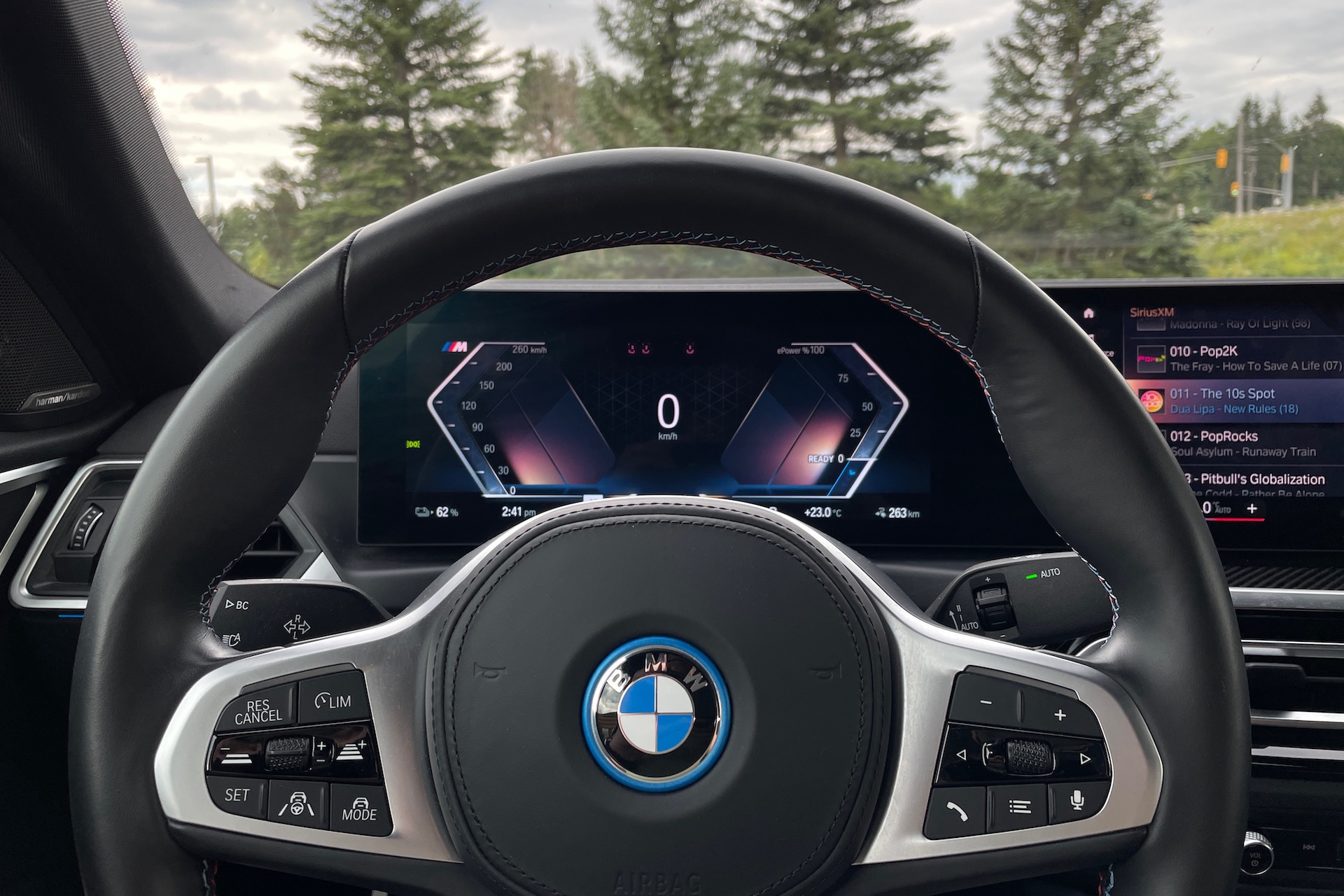 BMW iDrive (sous BMW OS 8) arrive, avec un grand écran incurvé fusionnant  tableau de bord et info-divertissement