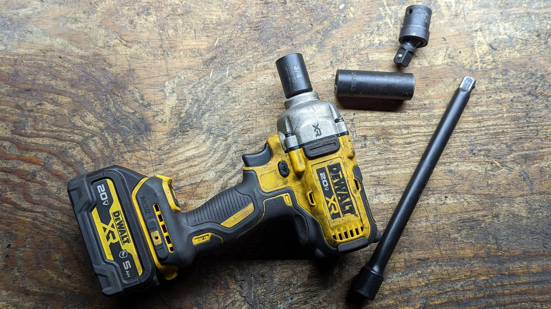 How does an impact wrench work?