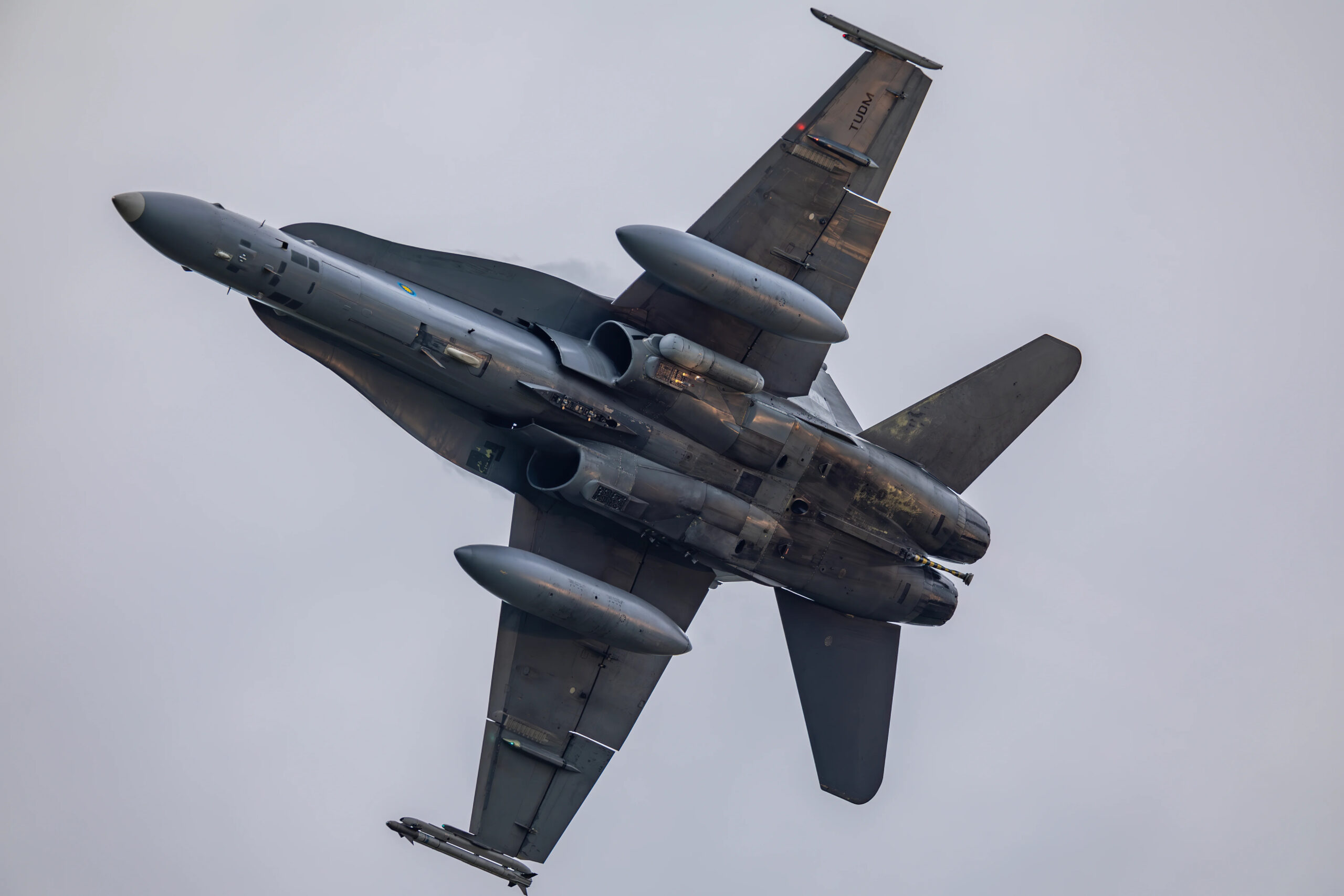 عرض غير مُحرر لـ RMAF F / A-18D يخرج زوجًا من خراطيش الإجراءات المضادة من موزعات الدلو المزدوج أسفل مدخل هواء المحرك الأيسر.  <em> @ stella991214 </em>