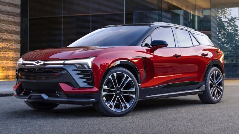Front 3/4 view of the new Chevy Blazer EV in red.