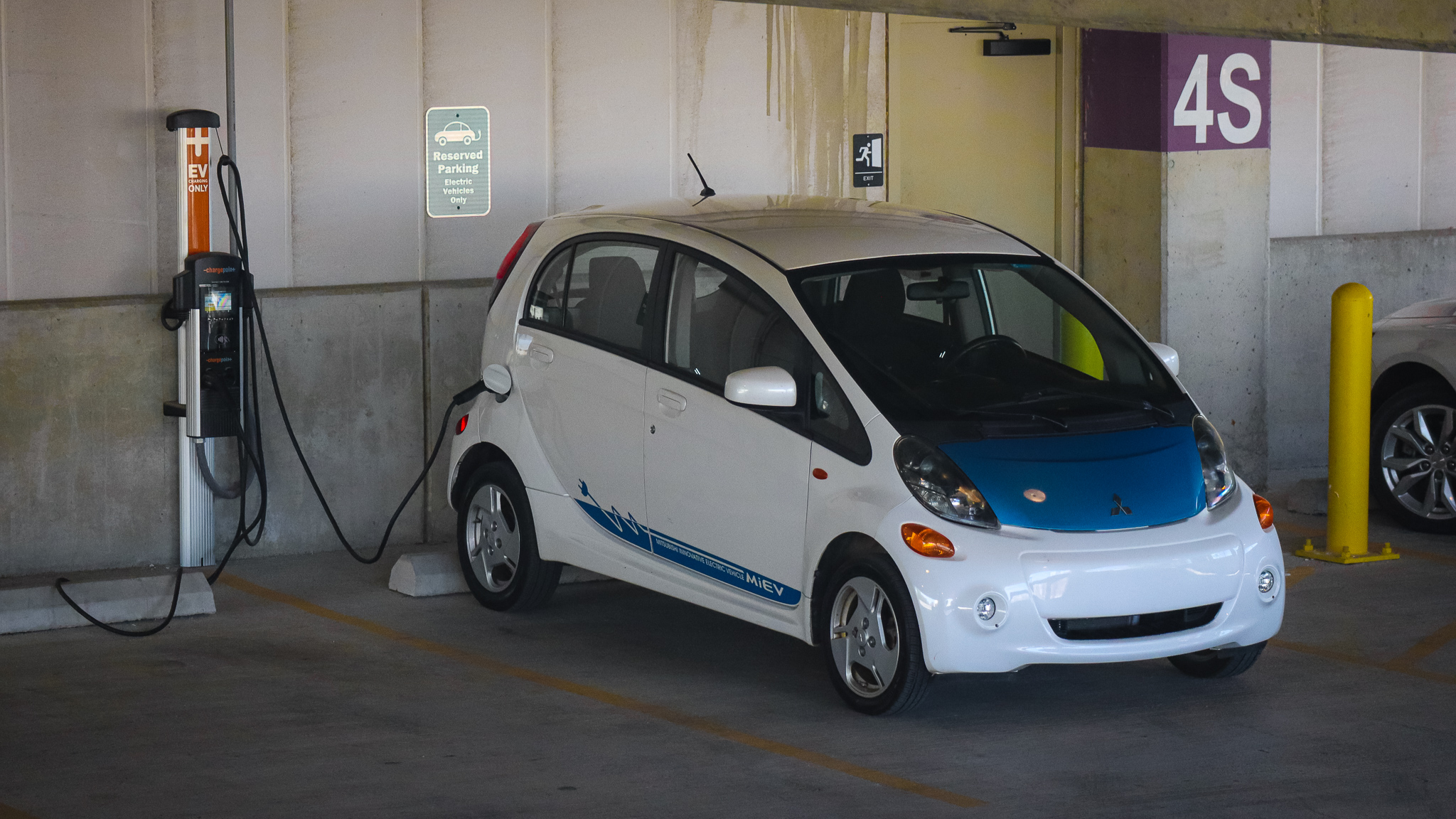 Mitsubsoshi i-MiEV Level 2 Charging