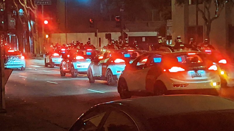 A Swarm of Self-Driving Cruise Taxis Blocked San Francisco Traffic for Hours