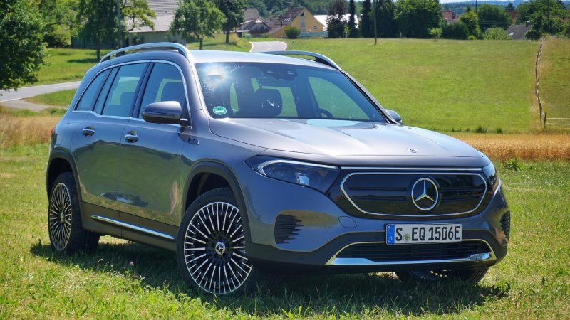 The 2022 Mercedes EQB Is a Stylish, Smooth-Riding 3-Row EV