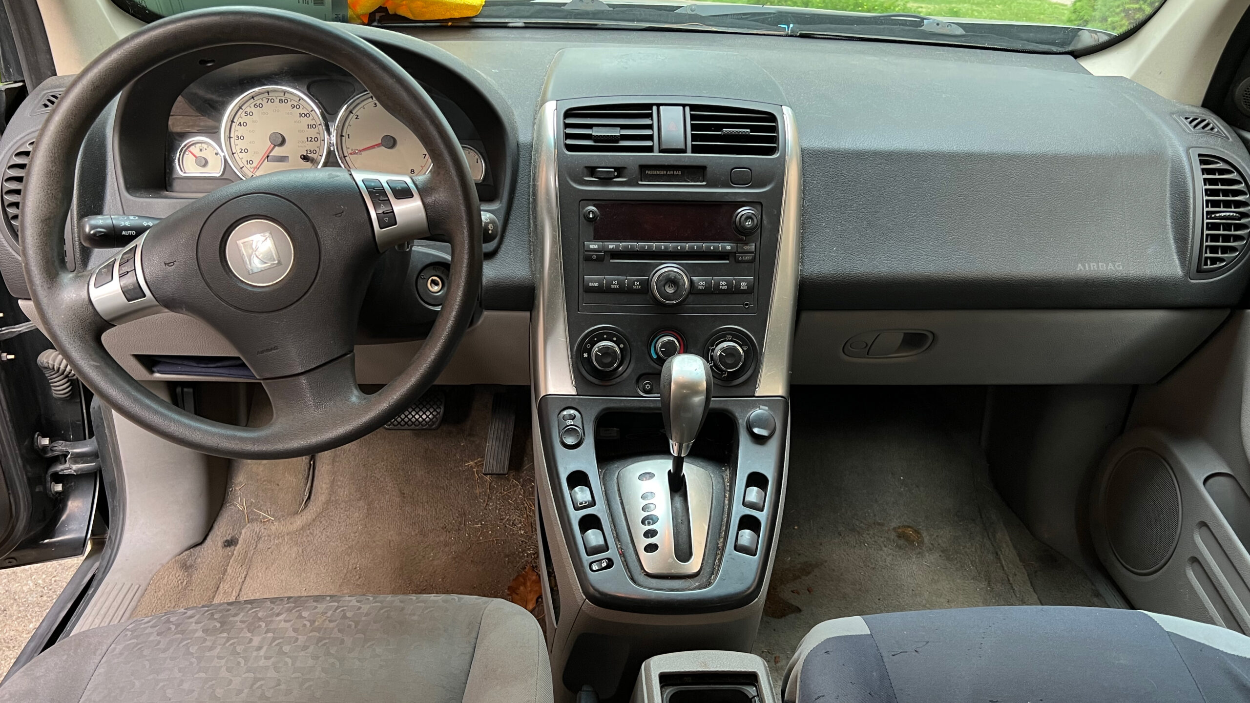 The dashboard of a 2006 Saturn Vue.