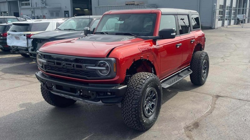 Ford Bronco Raptor Without Fender Flares Shows How Wide That Track Really Is