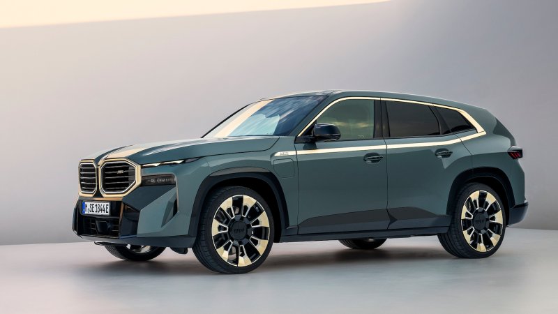 The 2023 BMW XM Is a 644-HP Plug-In V8 SUV That Ain’t Winning Any Beauty Contests