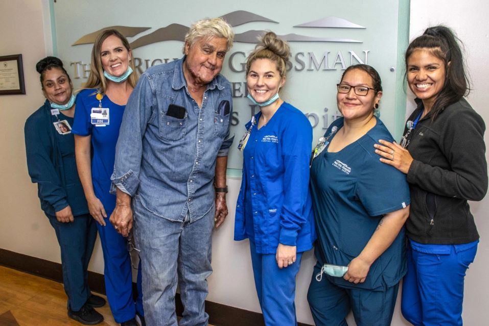 Jay Leno poses with medical staff at the Grossman Burn Center, where he received treatment