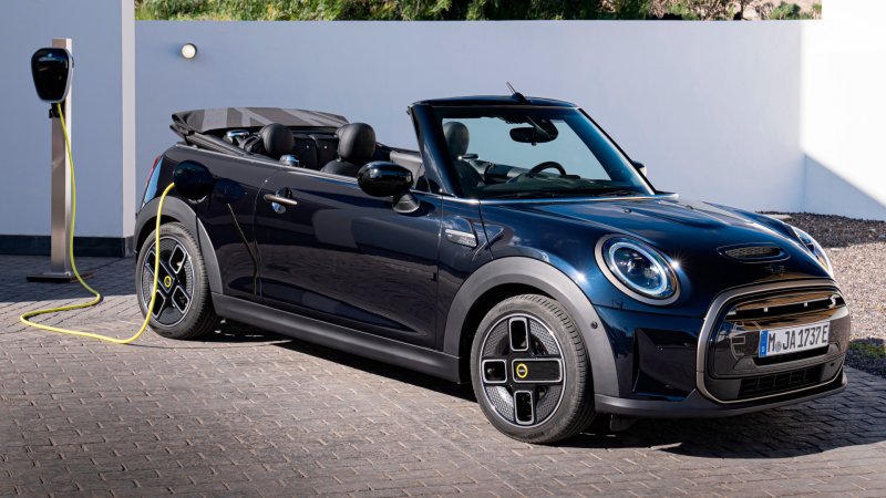 Mini Cooper SE Convertible Offers All-Electric Top-Down Fun