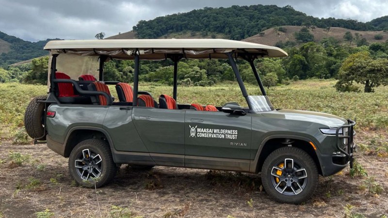 This Rivian R1T Safari Rig Looks Like the Ultimate All-Terrain Golf Cart