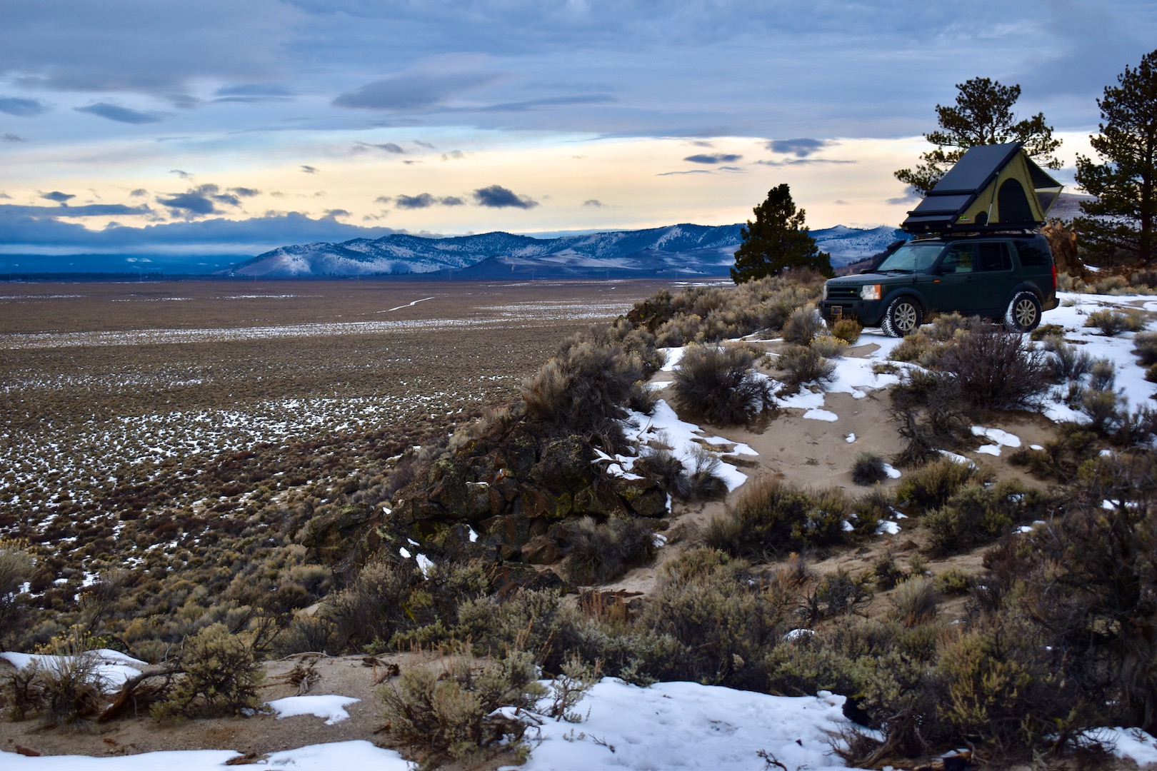 A Land Rover LR3 overlooks the Oregon desert