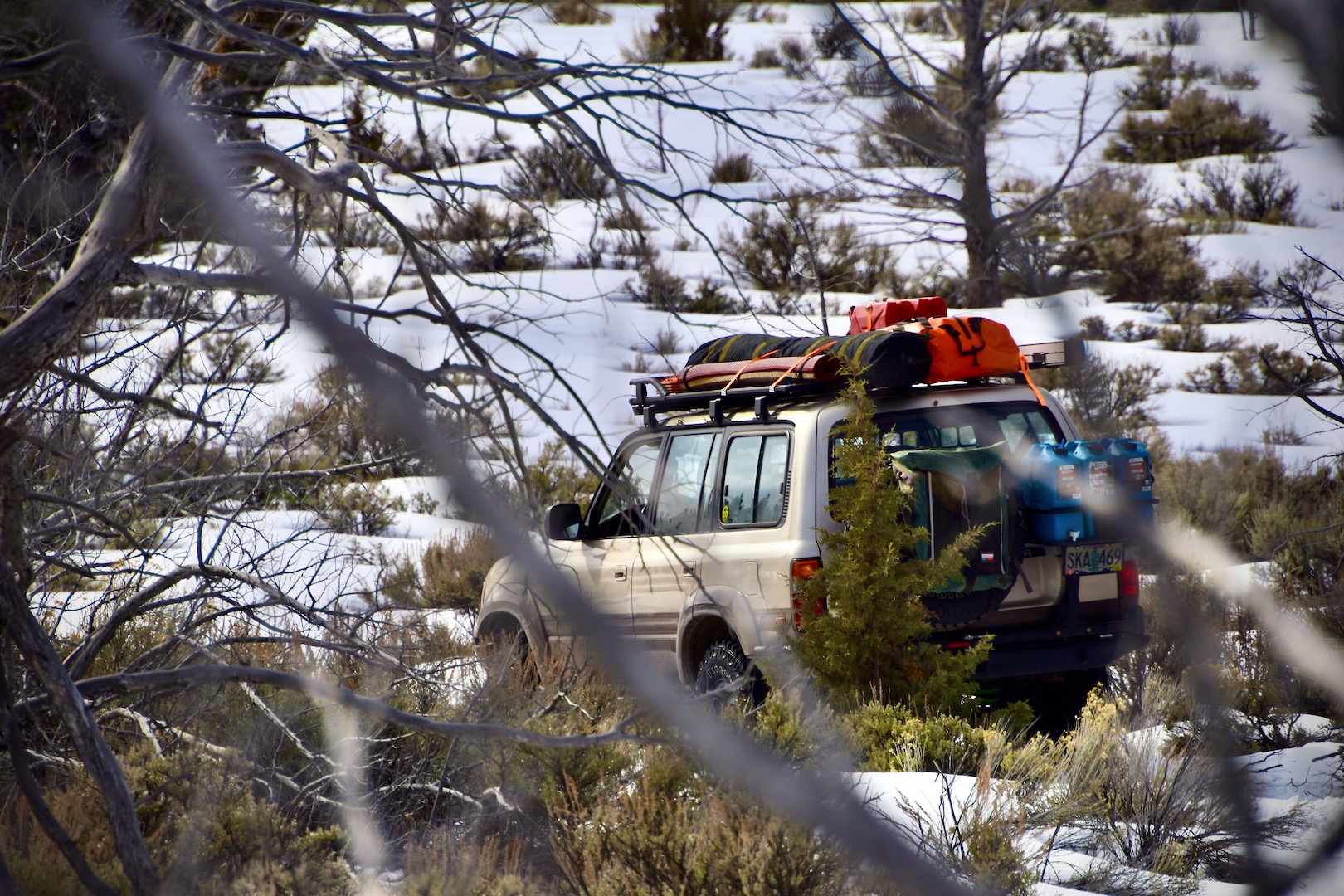 A Toyota Land Cruiser (80-series) trudges through the snow