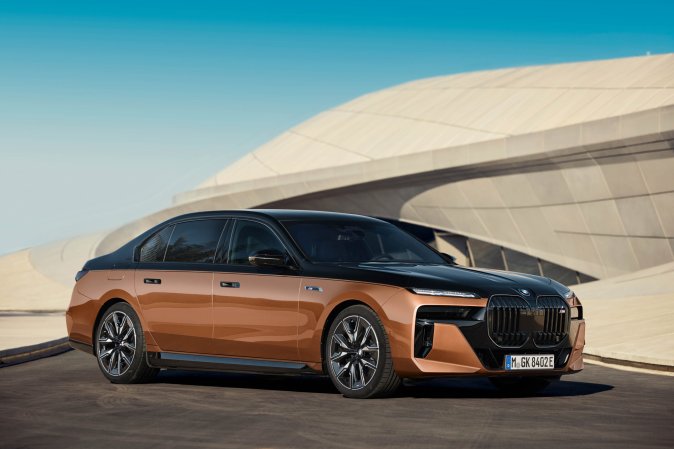 2024 BMW i7 M70 Packs 650 HP and Nearly 300-Mile Range