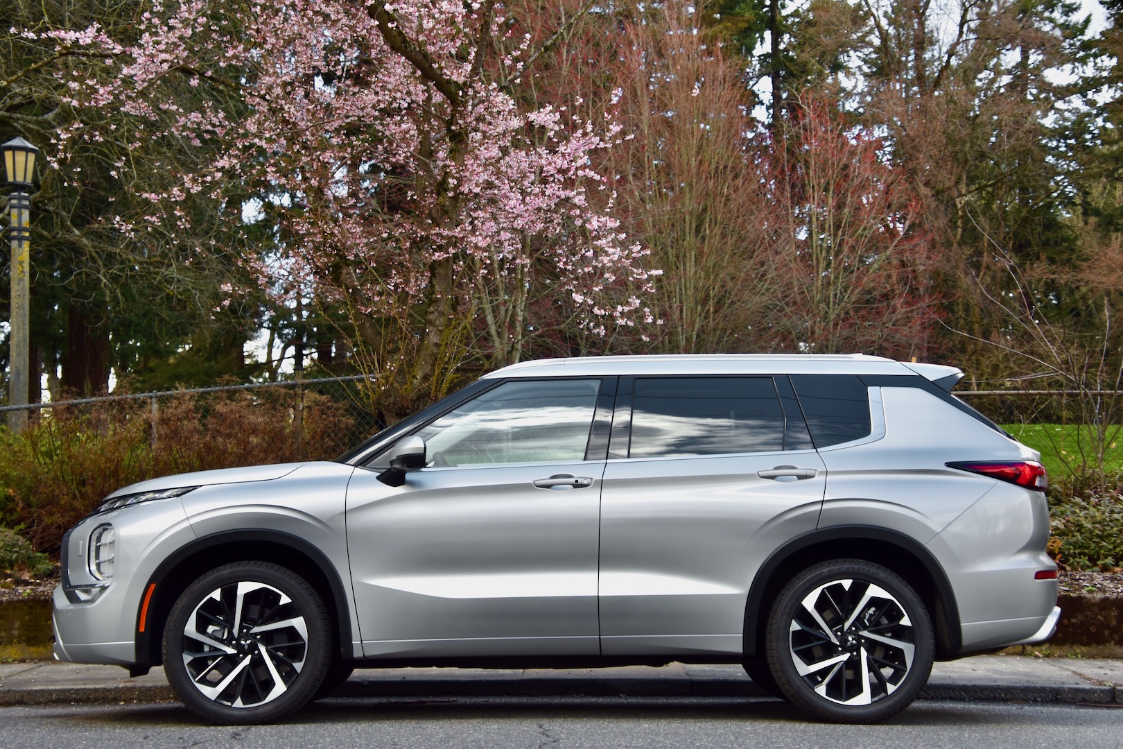 2023 Mitsubishi Outlander SEL S-AWC side