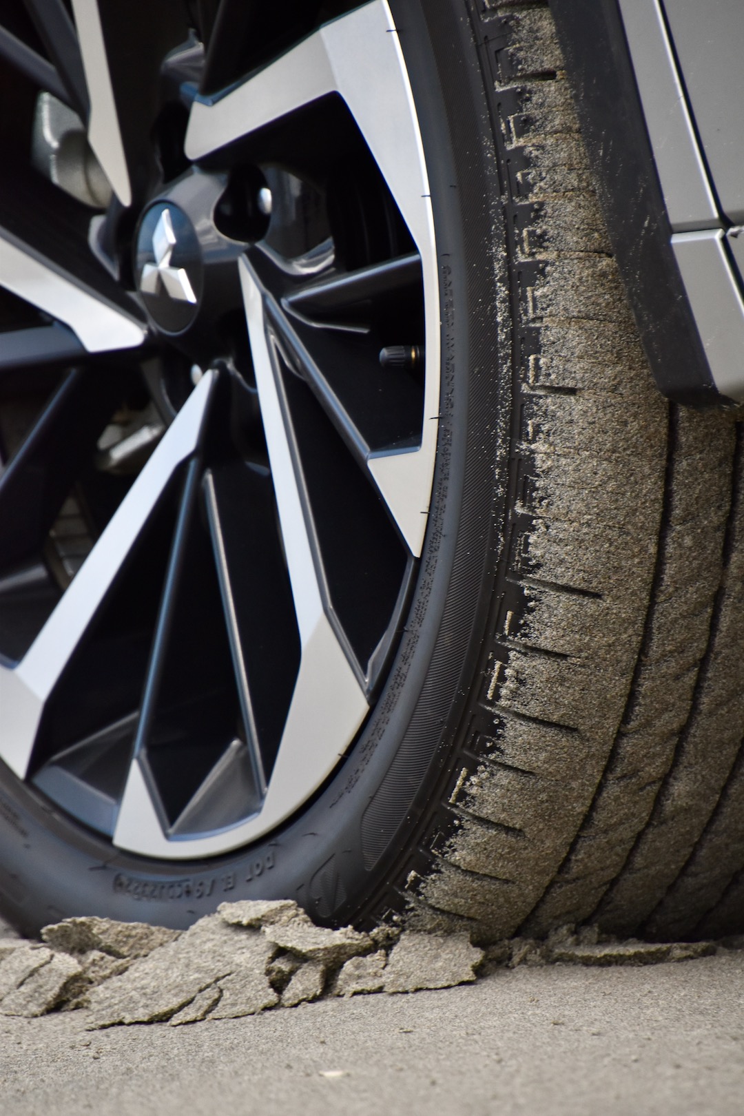 2023 Mitsubishi Outlander SEL S-AWC wheel on the beach