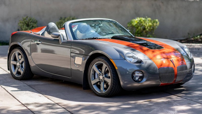 2006 Pontiac Solstice With Supercharged V8 Swap Is an Absolute Burnout Machine