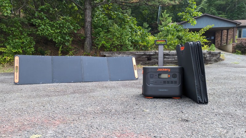  Jackery 2000 Plus Solar Generator