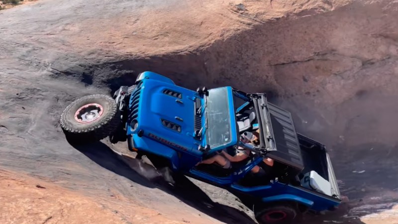 Jeep Gladiator Driver Ignores the Signs, Shears Off a Wheel While Tackling Moab Trail