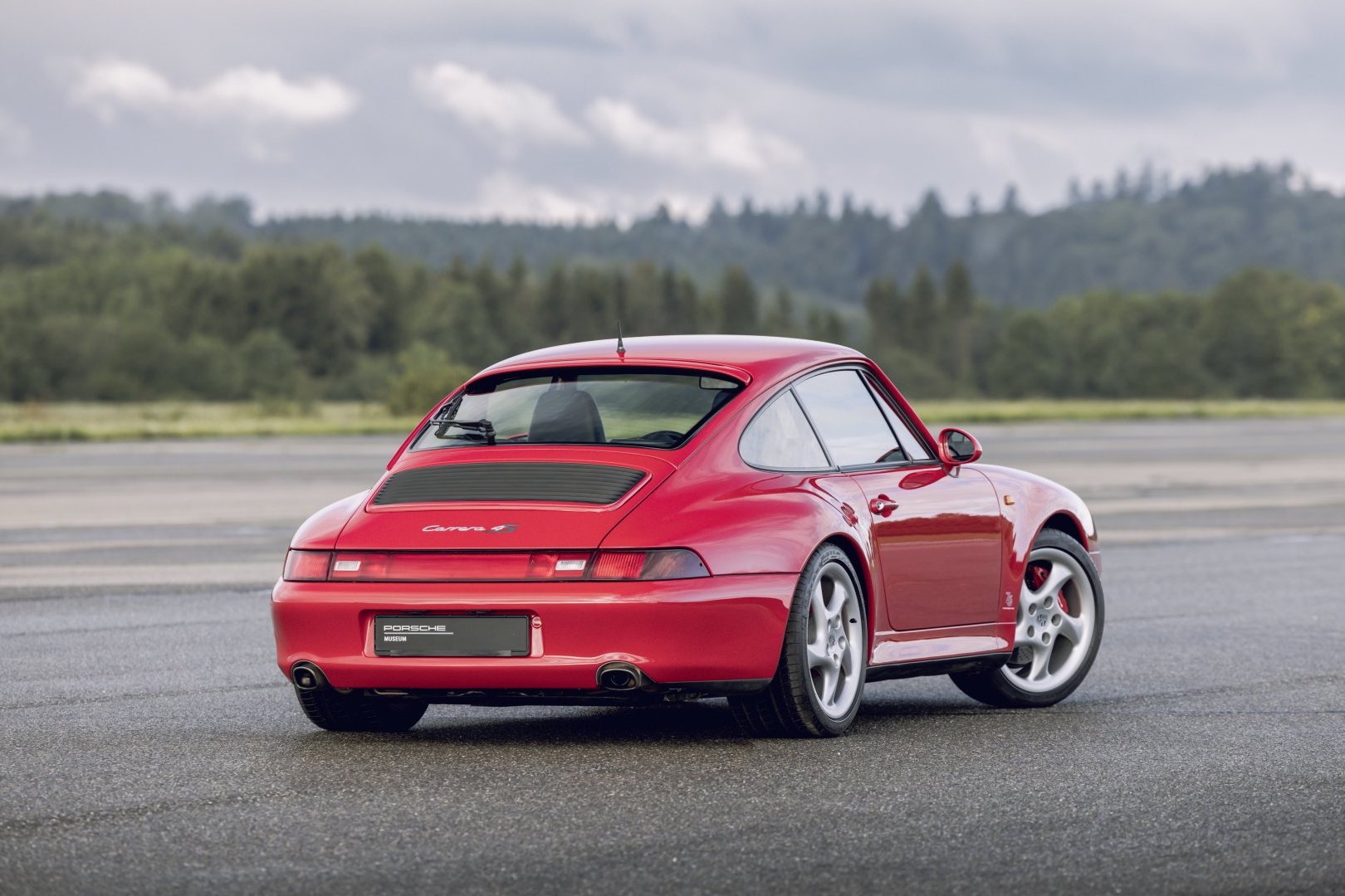 Porsche 911 Carrera 4S (993) in red