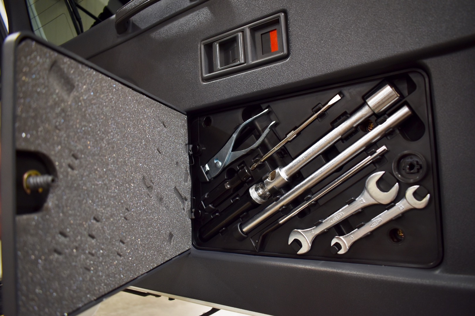 1997 Mitsubishi Pajero Evolution tool kit