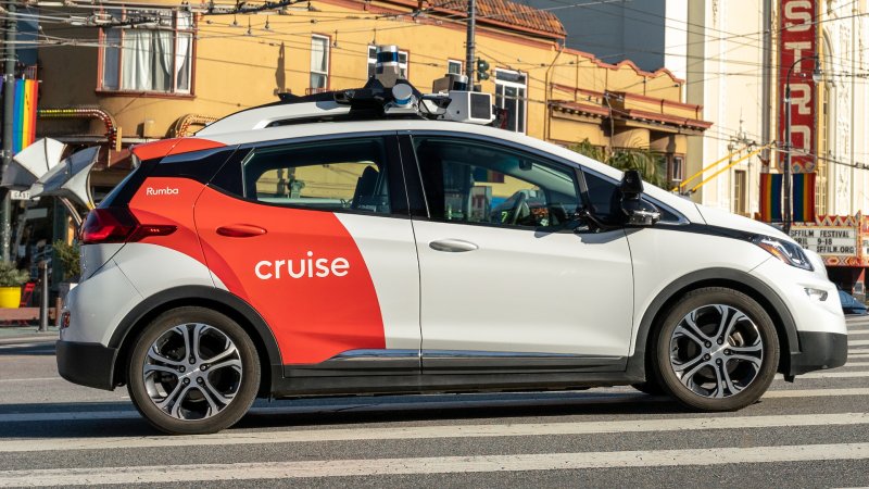 A General Motors Cruise AV against a backdrop of San Francisco, California