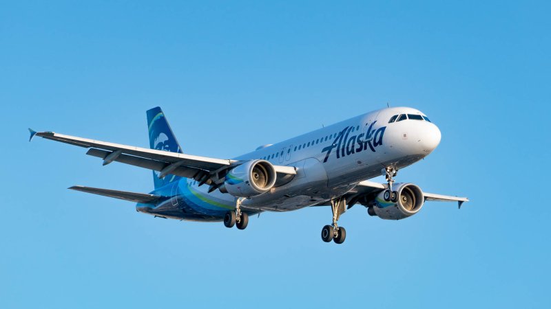 Off-Duty Pilot in Cockpit Tries to Crash Alaska Airlines Flight, Blames Mushrooms