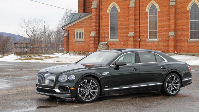 The 2023 Bentley Flying Spur Hybrid Is a Detail-Oriented Flex