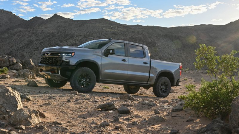 GM Issues Stop-Sale on Some Silverado and Sierra Trucks Over Splitting Roofs