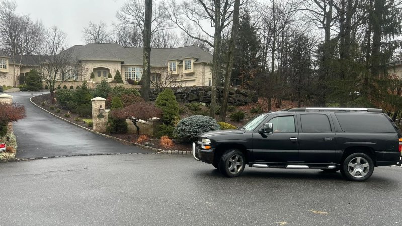 Escalade and Suburban Owners Are Staging SUV Selfies at Tony Soprano’s House