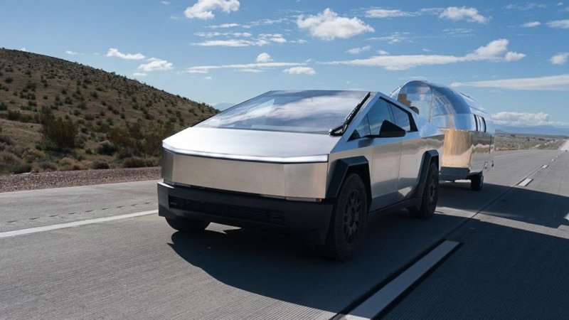 Tesla Cybertruck tows a Bowlus Volterra