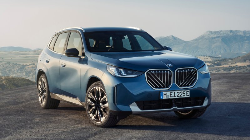 2025 BMW X3: The Kidney Grille Bars Are Diagonal Now