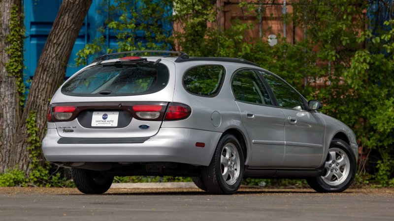 2005 Ford Taurus Wagon rear three-quarter view.