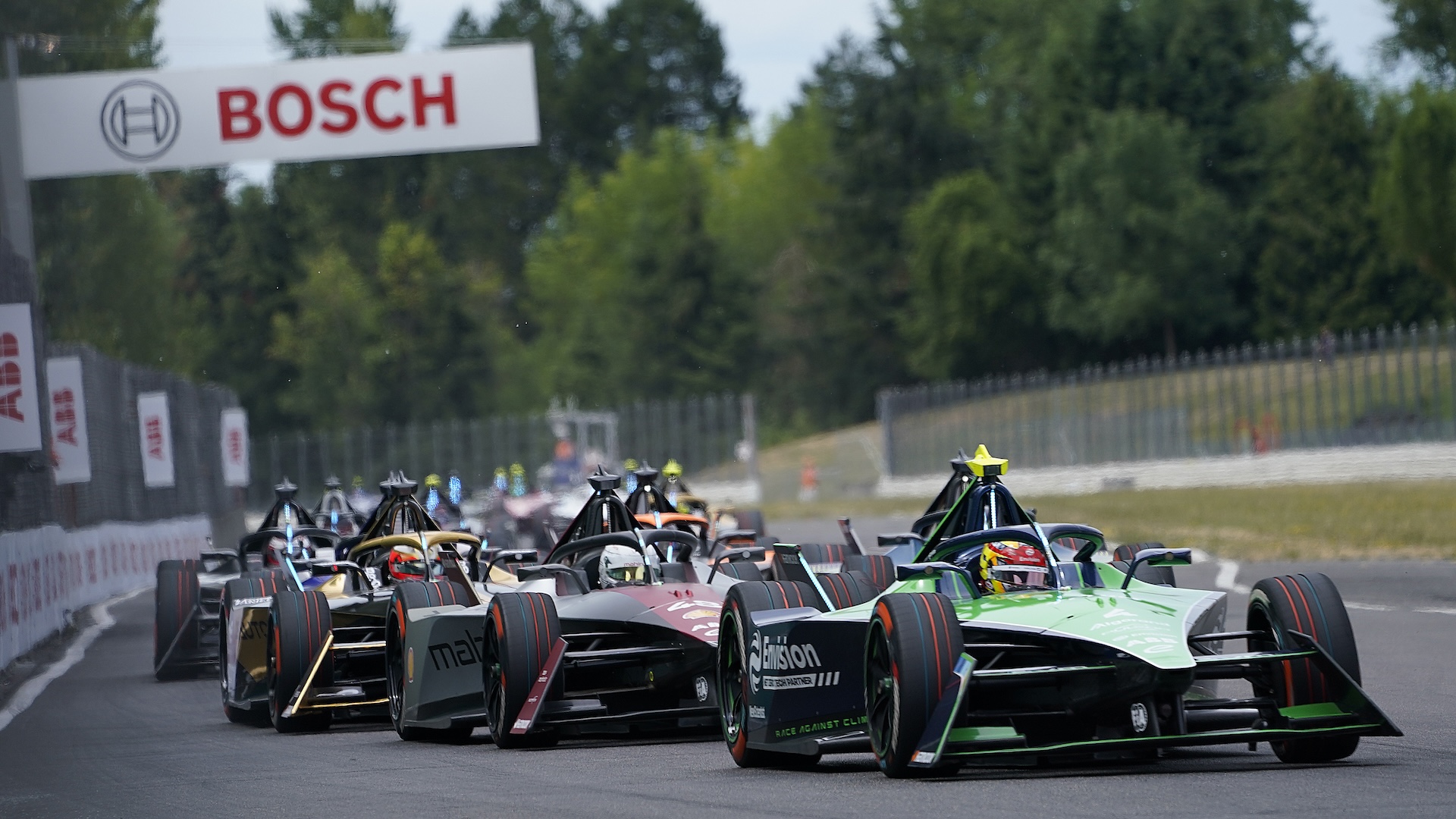 PORTLAND, OREGON - JUNE 29: Robin Frijns of Envision Racing battles Edoardo Mortara of Mahindra Racing during ABB FIA Formula E World Championship 2024 Portland E-Prix at Portland International Raceway on June 29, 2024 in Portland, Oregon. (Photo by John Lamparski/Getty Images)