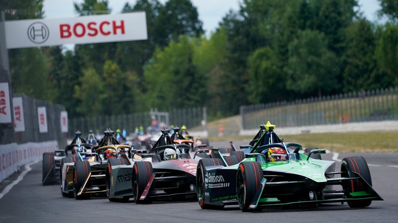 PORTLAND, OREGON - JUNE 29: Robin Frijns of Envision Racing battles Edoardo Mortara of Mahindra Racing during ABB FIA Formula E World Championship 2024 Portland E-Prix at Portland International Raceway on June 29, 2024 in Portland, Oregon. (Photo by John Lamparski/Getty Images)