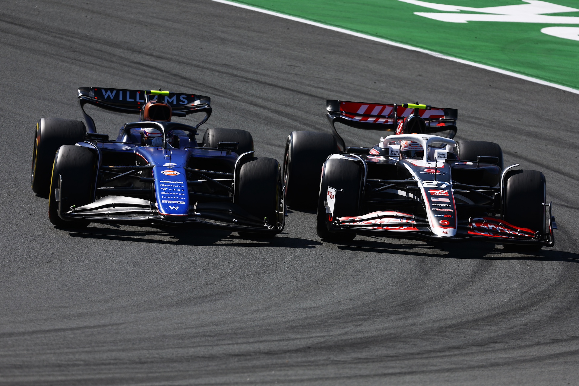 ZANDVOORT, NETHERLANDS - AUGUST 25: Nico Hulkenberg of Germany driving the (27) Haas F1 VF-24 Ferrari and Logan Sargeant of United States driving the (2) Williams FW46 Mercedes battle for track position during the F1 Grand Prix of Netherlands at Circuit Zandvoort on August 25, 2024 in Zandvoort, Netherlands. (Photo by Mark Thompson/Getty Images)