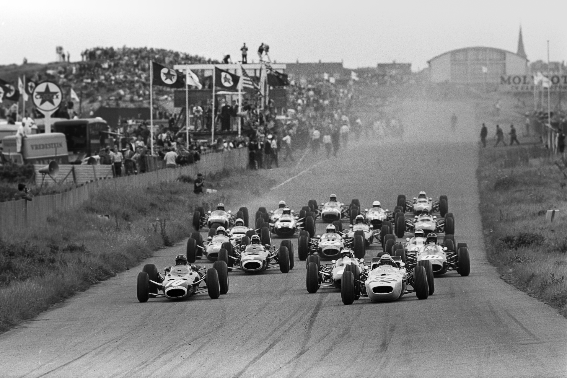 Graham Hill, Richie Ginther, Jim Clark, Jackie Stewart, Dan Gurney, BRM P261, Honda RA272, Brabham-Climax BT11, Grand Prix of the Netherlands, Circuit Park Zandvoort, 18 July 1965. Start of the 1965 Grand Prix of Netherlands in Zandvoort. (Photo by Bernard Cahier/Getty Images)