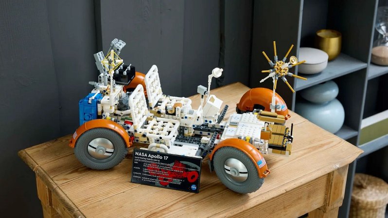 Lego lunar rover