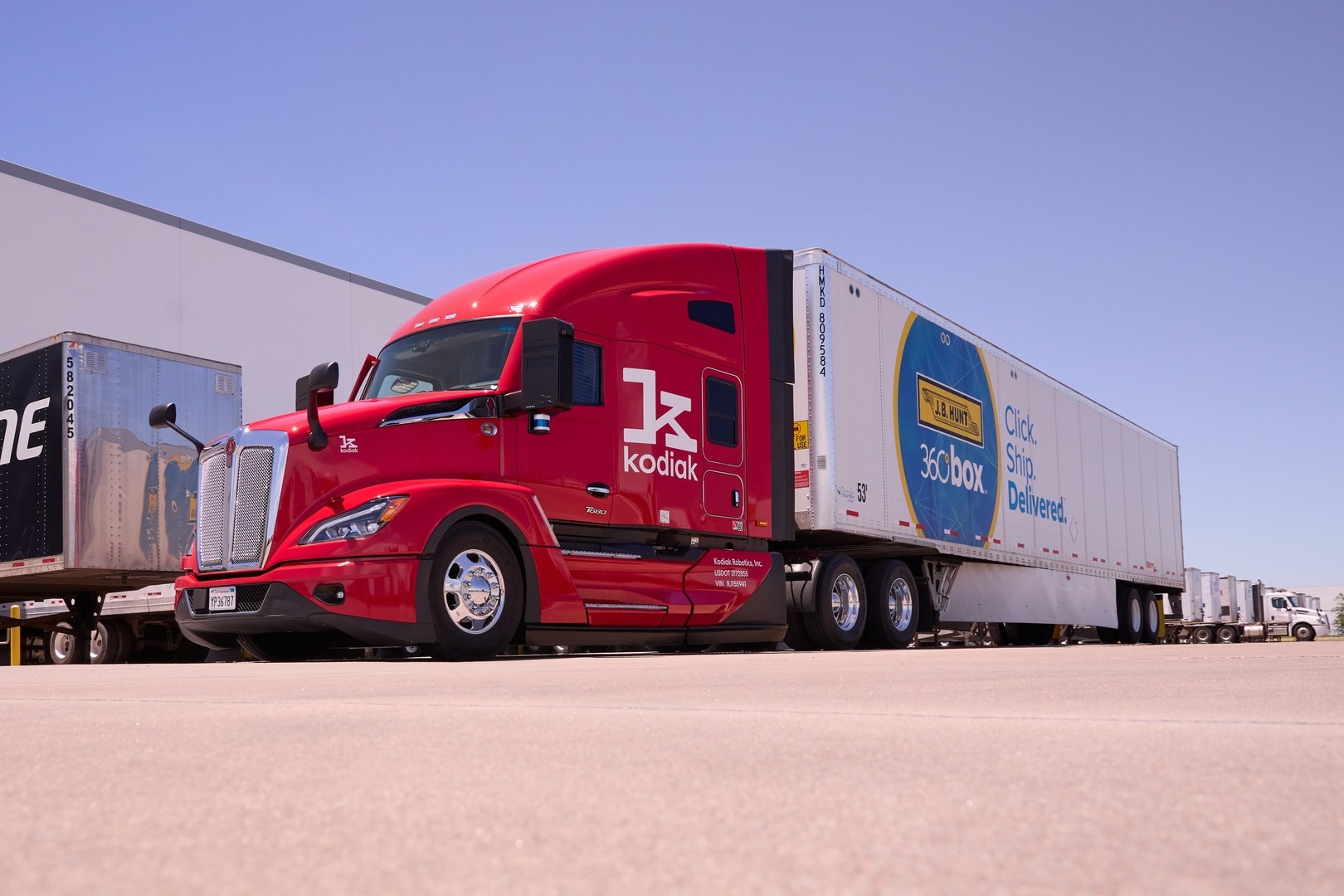 A semi truck operated by Kodiak Robotics, a major industry player in automated semi trucking.