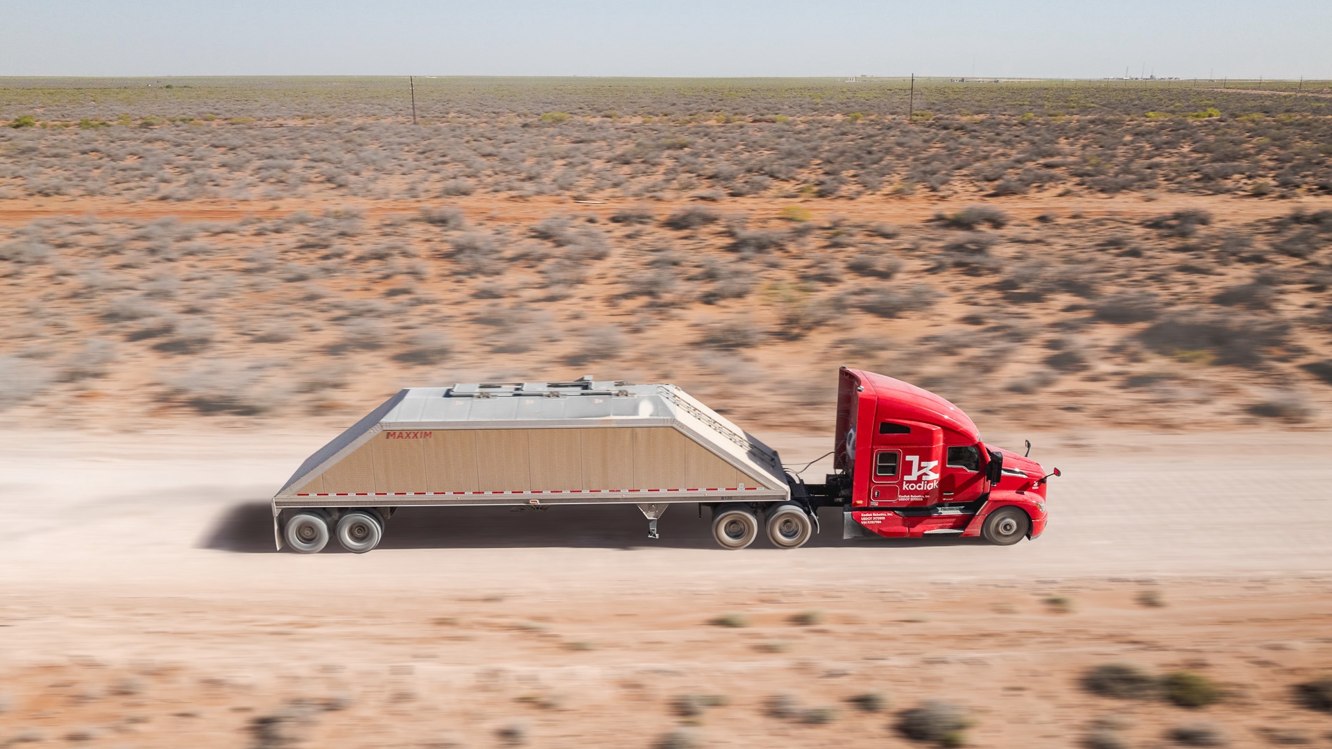 A semi truck operated by Kodiak Robotics, a major industry player in automated semi trucking.