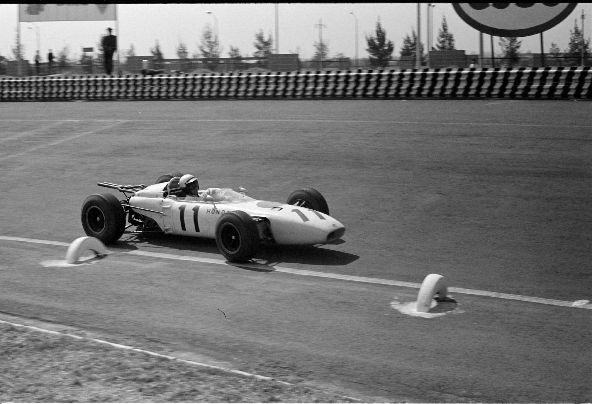 UNITED STATES - OCTOBER 28: 1965 Grand Prix de Mexico. Race winner Richie Ginther of Honda drives his v-12 powered Honda RA272. This is the first win for Honda F1 team. (Photo by John Christy/The Enthusiast Network via Getty Images/Getty Images)