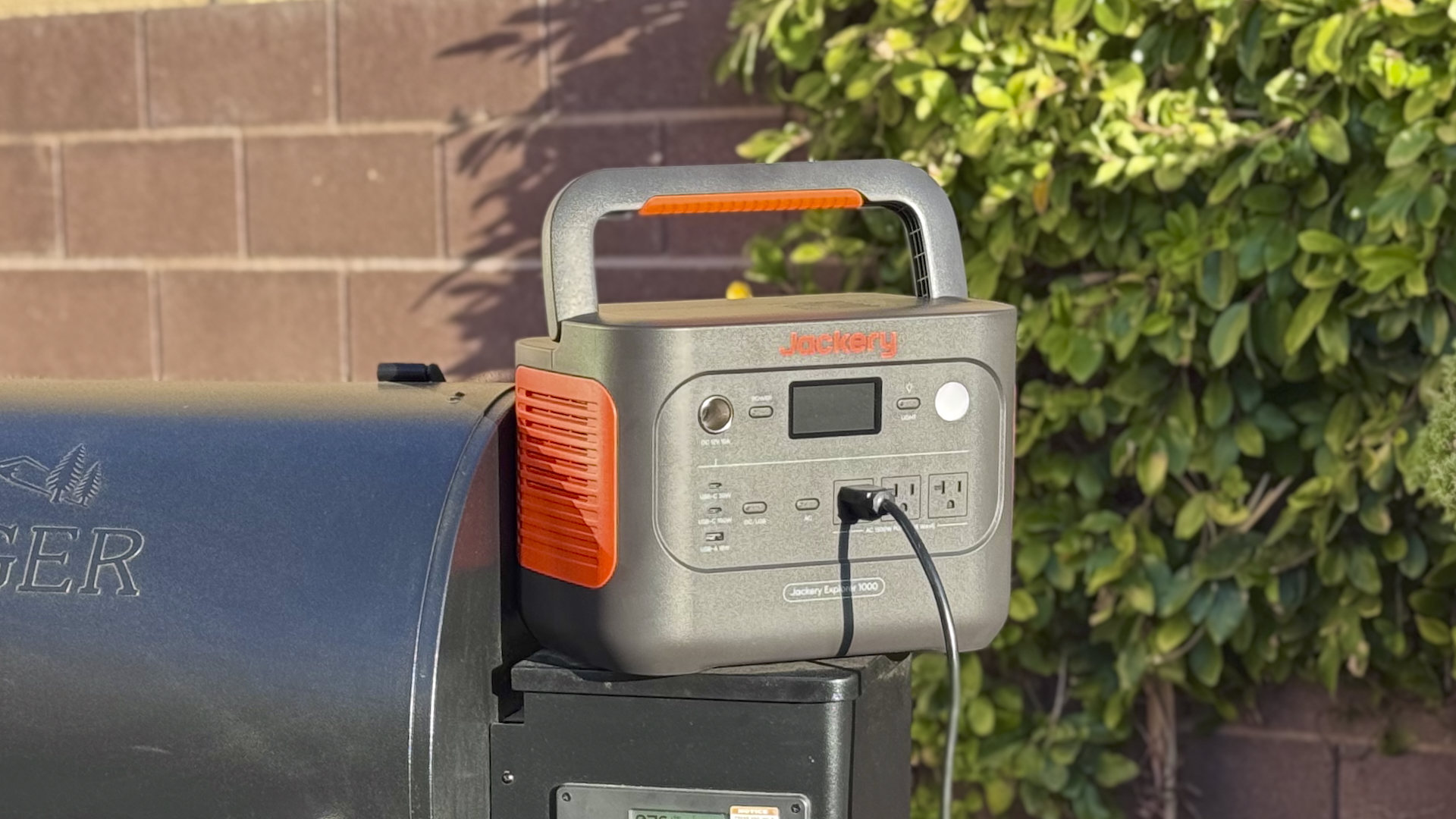 Jackery Explorer 1000 v2 Solar Generator Hands-On Review