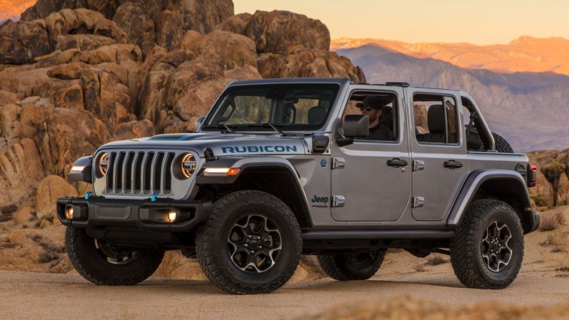 Jeep Tells 4xe Hybrid Owners to Park Outside and Quit Charging to Avoid Fires