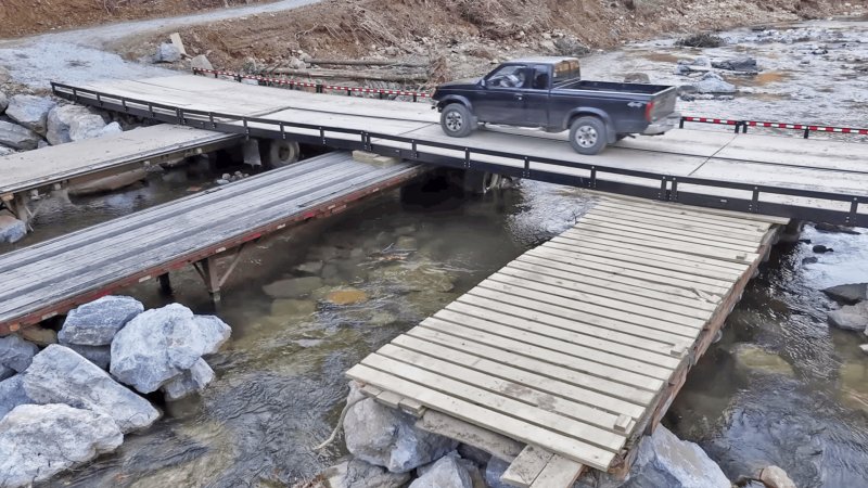 Tennessee Locals Rebuilt Bridge With Semi Trailers Instead of Waiting for Help