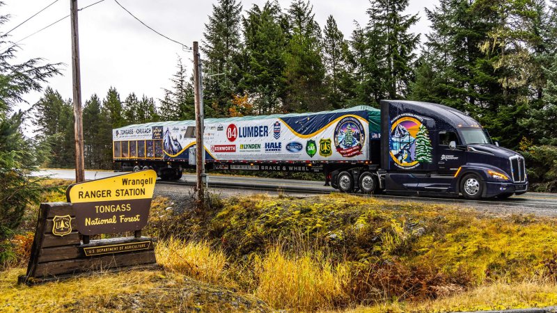 Lynden truck hauling Capitol Christmas tree.