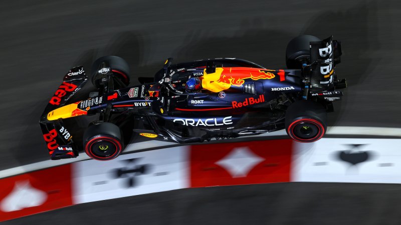 LAS VEGAS, NEVADA - NOVEMBER 21: Max Verstappen of the Netherlands driving the (1) Oracle Red Bull Racing RB20 on track during practice ahead of the F1 Grand Prix of Las Vegas at Las Vegas Strip Circuit on November 21, 2024 in Las Vegas, Nevada. (Photo by Clive Rose - Formula 1/Formula 1 via Getty Images)