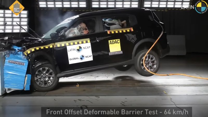 A Citroen Aircross striking a barrier in a Latin NCAP crash test, viewed from the side.