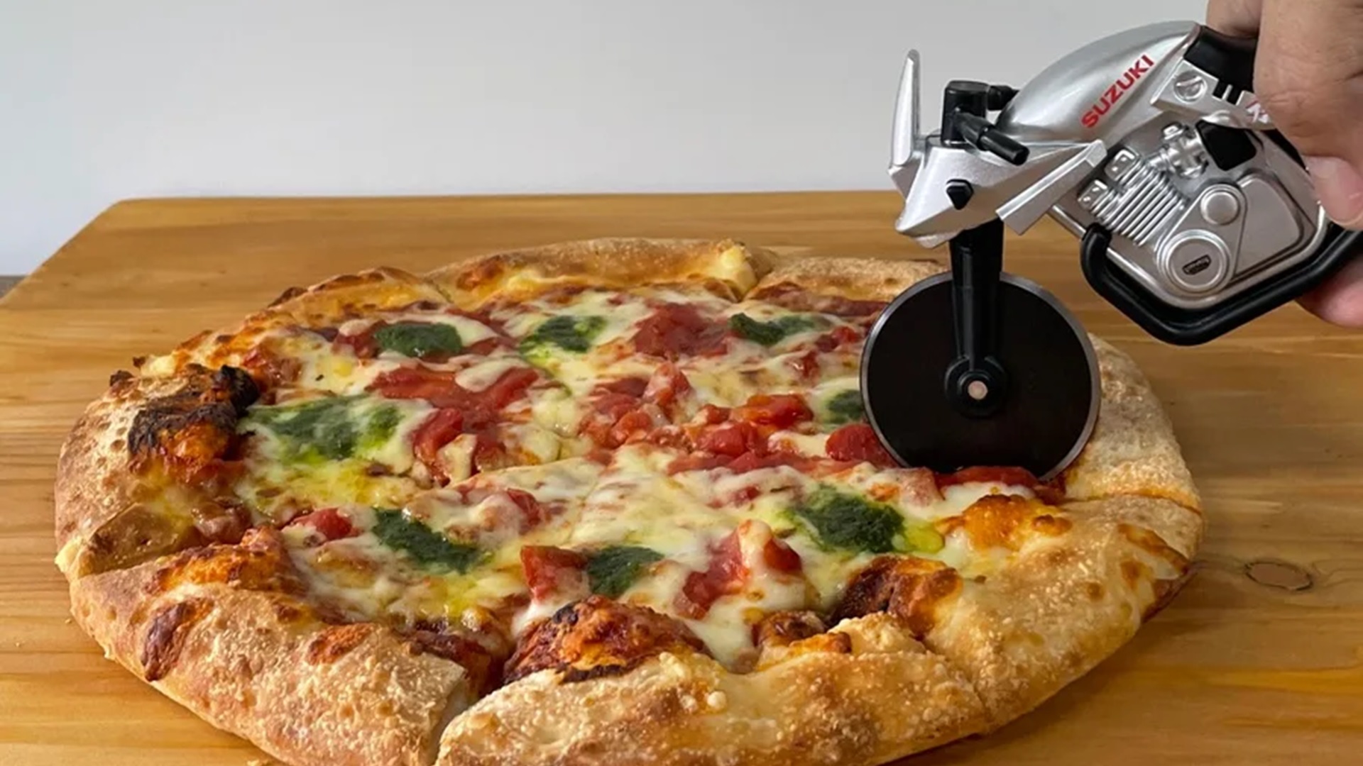 Suzuki Katana pizza cutter