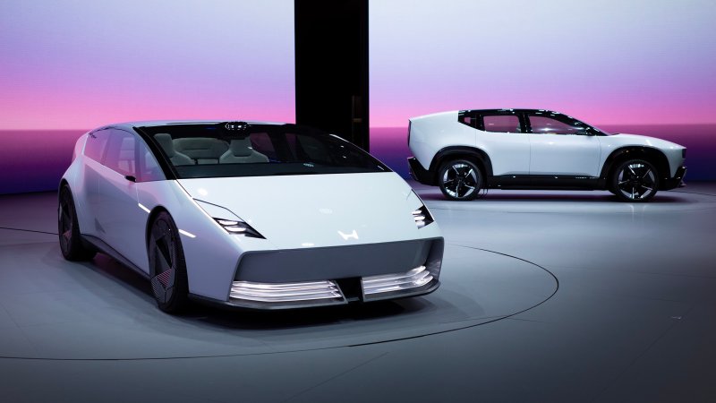 Honda Series 0 Saloon, at left, and SUV, at right, on stage at CES.