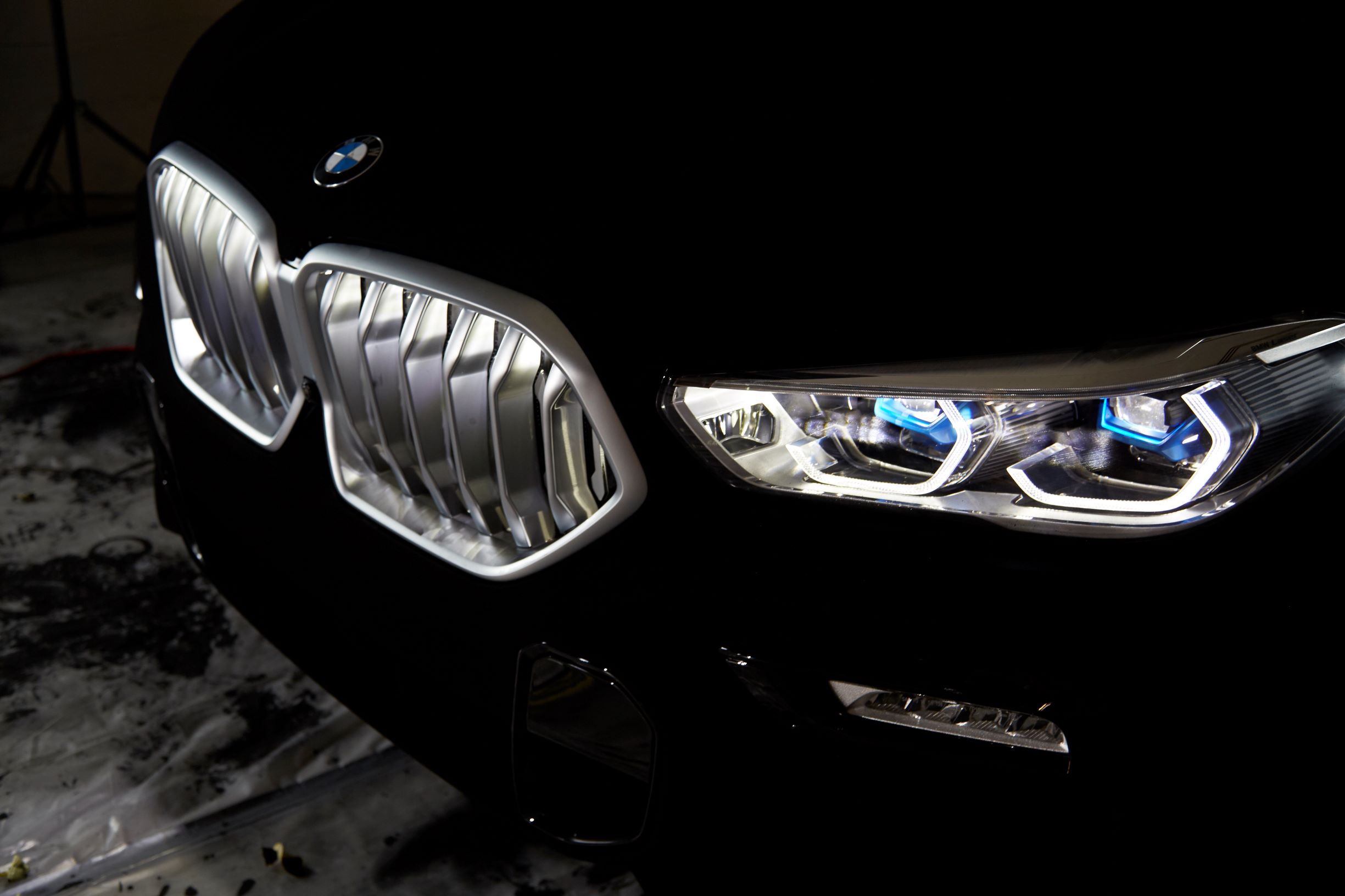 message-editor%2F1567001581436-p90363211_highres_the-bmw-vantablack-x.jpg