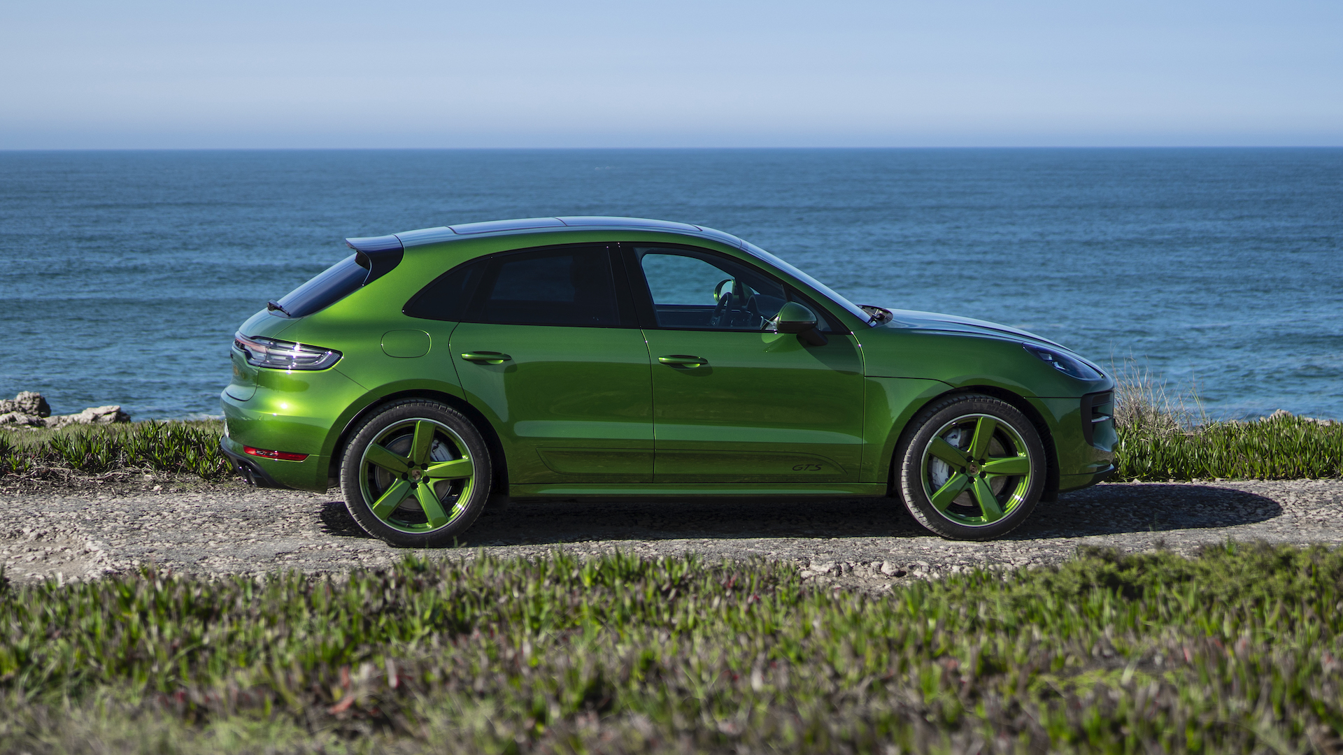 message-editor%2F1581371772698-porsche_macan_gts_side2.jpg